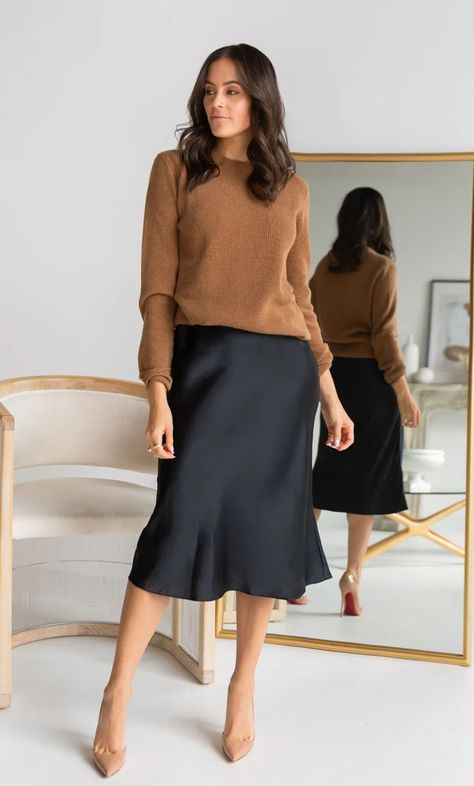 Silk Skirt Outfit, Silk Slip Skirt, Midi Slip Skirt, Chique Outfit, Tas Fashion, Corporate Outfits, Populaire Outfits, Slip Skirts, Stil Elegant