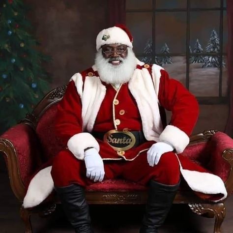 Black Santa Claus Pictures, Santa Claus Pictures, Santa Claus Outfit, Santa Merry Christmas, San Nicola, Santa Photos, Black Santa, Merry Christmas Images, Christmas Blessings