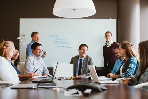 Business Group Photos Outdoor, Conference Room Photoshoot, Office Woman Aesthetic, Corporate Photoshoot Ideas, Workplace Photography, At Work Pictures, Office Photoshoot Ideas, Meeting Aesthetic, Office Shoot