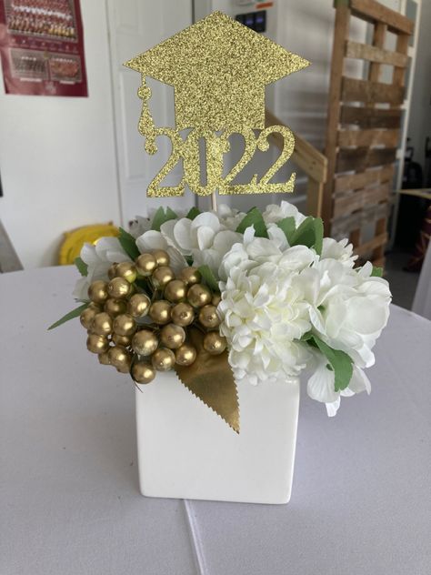 Center Piceses For Graduation, College Grad Centerpiece Ideas, Flowers For Graduation Party, Centerpiece Graduation Party, Grad Flower Centerpieces, Graduation Table Centerpiece Ideas, Elegant Graduation Centerpieces, Center Piece For Grad Party, Dollar Tree Graduation Party Decoration