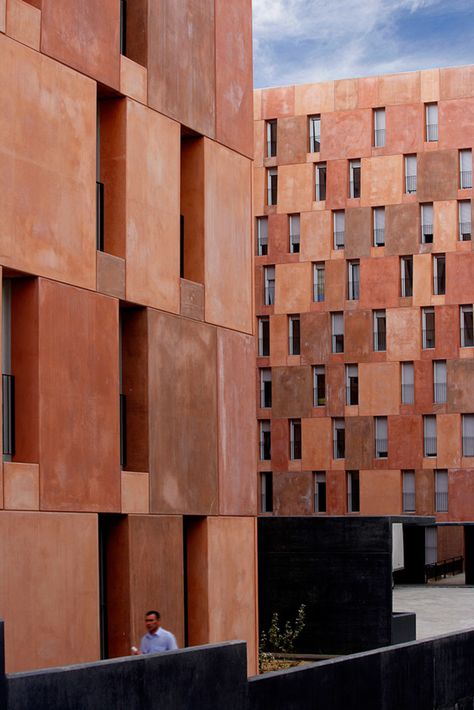 Madrid. Located on a prominent boulevard on a site previously occupied by a factory, the project was part of a wider regeneration scheme for the area. Panel House, Precast Concrete Facade, Terracotta Facade, David Chipperfield Architects, Concrete Facade, Facade Material, Stone Facade, Precast Concrete, Brick Facade