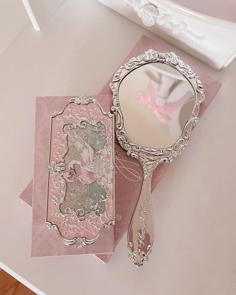 flower knows swan palette and mirror 🪞🦢🩰🩶 #pinkfillerphotos #pinkaesthetic #pinkswan Flower Knows Mirror, Flower Knows Aesthetic, Baby Pink Asthetics, Croquette Aesthetic, Princess Core Aesthetic, Flower Knows Makeup, Coquette Girls, Pink Princess Aesthetic, Pretty Mirror