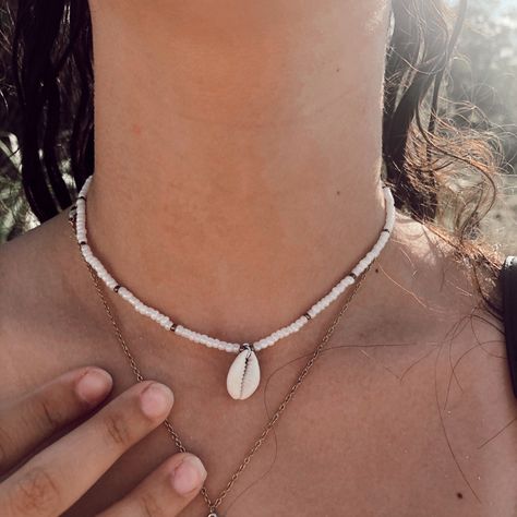 Beach Hippie Jewelry, Beachy Jewelry Bracelets, Beachy Necklaces Boho, Beaded Jewelry Beach, Summer Necleses, Summer Jewlerie Aesthetic, Puka Shell Necklace Aesthetic, Cute Shell Necklaces, Necklace With Seashells