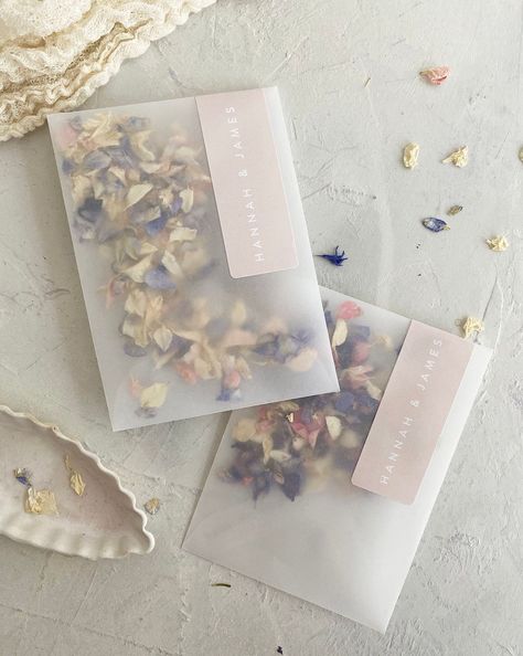 Wedding Confetti Holder Ideas, Wedding To Go Bags, Confetti Packaging Ideas, Confetti Bags For Wedding, Confetti Bags Wedding, Confetti Packaging, Elegant Gift Wrapping Ideas, Packing Ideas Gift, Gift Packing Ideas