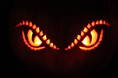 Cobra Pumpkin Carving, Pumpkin Carving Faces Cute, Eye Pumpkin Carving Ideas, Twin Pumpkin Carving Ideas, Pumpkin Carving Ideas Emoji, Bat Carving Pumpkin, Pumpkin Eyes Carving, Pumpkin Carving Eyeball, Easy Harry Potter Pumpkin Carving