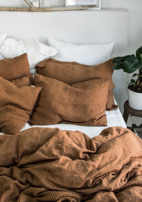 Plush Bed Set, Boho Linen Bedding, Brown Linen Duvet Cover, Olive And Burnt Orange Bedroom, Earthy Colours Bedroom, Earthy Bed Set, Earthy Natural Bedroom, Terecotta Design Bedroom, Bedding Colour Combos