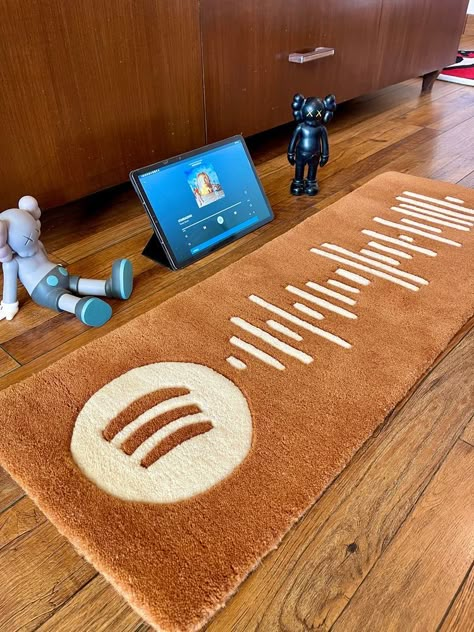 Cool Room Decor Items, Spotify Rug, Rugs In Bedroom Aesthetic, Music Rug, Tufting Diy, Cool Room Decor, Funky Rugs, Spotify App, Apartment Decor Inspiration