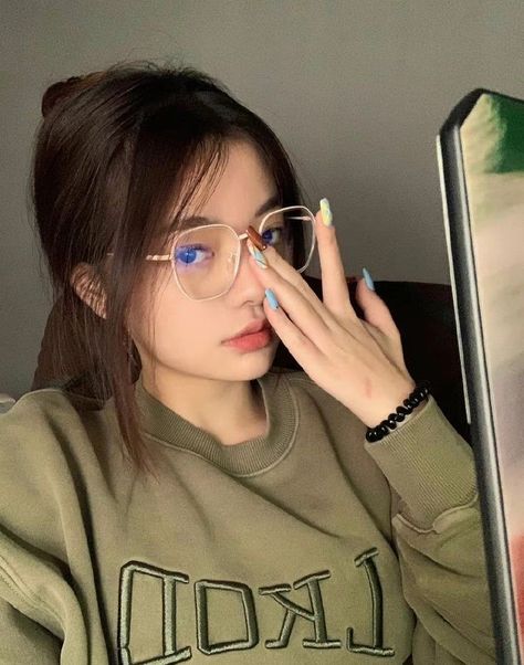 Ulzzang Glasses, Medium Long Haircuts, Glasses Inspiration, Edgy Girls, Crown Aesthetic, Beautiful Eyes Images, Book Instagram, Miss U