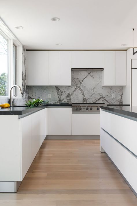 White Kitchen Ideas Modern, Contemporary White Kitchen, Modern White Kitchen Cabinets, Kitchen Design Countertops, Timeless Kitchen Design, Gray And White Kitchen, Black Countertops, White Kitchen Island, Flat Panel Cabinets