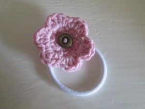 crocheted flower hair bobble Anna Wilson, Crochet A Flower, Spring Garland, Freebies Pattern, Bobble Crochet, Crocheted Flower, Crochet Hair Accessories, Hair Bobbles, Flower Garland