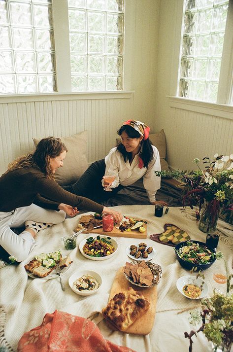 Valentine's Day Indoor Picnic, Cozy Proposal Ideas, Floor Picnic Indoor, Indoor Picnic Ideas Friends, Indoor Picnic Decor, Picnic Indoor Ideas, Indoor Picnic Photoshoot, Indoor Picnic Aesthetic, Indoor Picnic Birthday