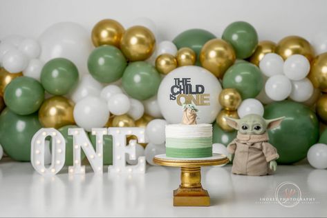 Mandalorian Bday Party, Mandalorian Smash Cake, Grogu Birthday Cake Ideas, Star Wars Themed 1st Birthday, One With The Force Smash Cake, Yoda First Birthday Party, Grogu Birthday Party Decorations, Nerdy First Birthday Party Ideas, Grogu Smash Cake