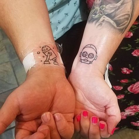 R2-D2 and C-3po Star Wars Tattoo Ideas, R2d2 Tattoo, Father Daughter Tattoos, Tattoos Infinity, Sibling Tattoos, Bff Tattoos, Geniale Tattoos, Tattoos Skull, Star Wars Tattoo