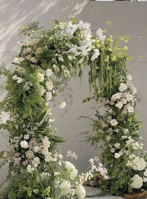 Wedding Plant Ceremony, Big Floral Installations, Floating Floral Arch Wedding, Wedding Floral Arrangements Arch, Floral Structure Wedding, Unique Wedding Floral Arrangements, Full Floral Arch, Ethereal Floral Arrangements, Square Floral Arch