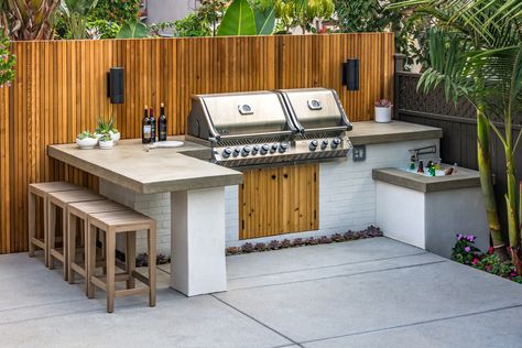 Kitchens With Fireplaces, Outdoor Cooking Spaces, Outdoor Bbq Area, Outdoor Barbeque, Modern Outdoor Kitchen, Building A Kitchen, Kitchen Design Layout, Outdoor Kitchen Decor, Outdoor Kitchen Bars