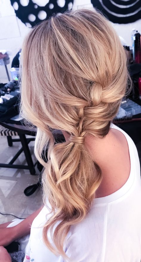 Simple and natural hairstyle. Bridesmaids hairstyles loose waves side ponytail for long and medium hair. Side Ponytail Wedding, Bridesmaid Ponytail, Cabelo Ombre Hair, Bridesmaid Hair Side, Side Ponytail Hairstyles, Bridemaids Hairstyles, Banana Hair Clips, Guest Hair, Bridesmaid Hair Makeup