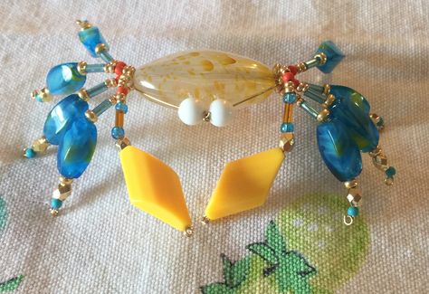 Fun beaded crab Beaded Crab Tutorial, Beaded Insects Tutorials, Wire Insects, Beaded Crab, Bead Bugs, Beaded Insects, Bead Dolls, Beaded Bugs, Beaded Critters