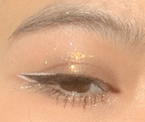 Nyx White Eyeliner Looks, White Eyeliner Gold Eyeshadow, Gold Glitter Liner Eye Makeup, Glittery Eye Makeup Hooded Eyes, White Contour Makeup, Simple White Liner Looks, Minimal Glitter Makeup, Gold And White Eyeshadow, Gold Eyeshadow Hooded Eyes