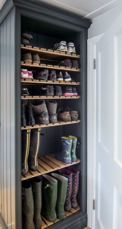 Garderobe Design, Koti Diy, Mudroom Laundry Room, Mudroom Decor, Mud Room Storage, Mudroom Design, Boot Room, Remodel Kitchen, Laundry Mud Room