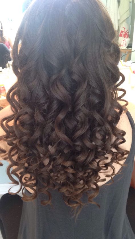 Really Curled Hair, Tightly Curled Hair, Tight Curl Hairstyle, Small Curls Hairstyles, Tight Curls With Wand, Small Curls For Long Hair, Curled Hair For Prom, Thermal Hairstyles, Basic Curls