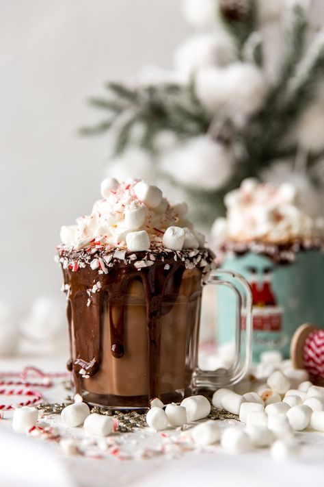 Christmas Drinks Hot Chocolate, Cute Christmas Drinks, Christmas Food Photography, Hot Cocoa Mugs, Peppermint Schnapps, Dessert Christmas, Hot Chocolate Christmas, Christmas Cocoa, Christmas Hot Cocoa