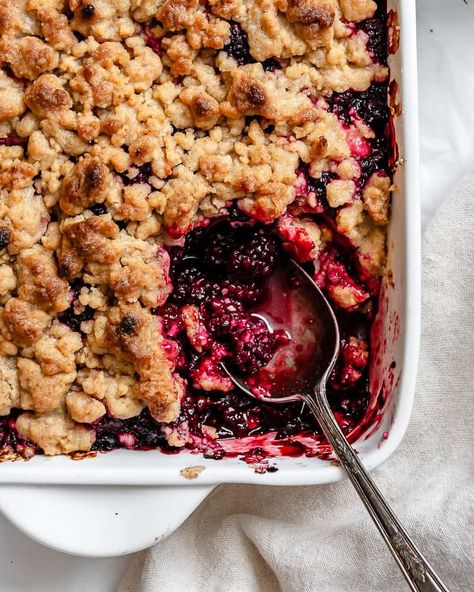 This Easy Blackberry Crumble is the best! It's super easy to make and a fun treat to enjoy for dessert! Make this delicious Easy Blackberry Crumble to enjoy this week! Gluten Free Blackberry Cobbler, Mixed Berry Crisp, Easy Blackberry Cobbler, Blackberry Crisp, Fruit Crisp Recipe, Blackberry Cobbler Recipe, Buttery Sugar Cookies, Blackberry Crumble, Berry Crisp