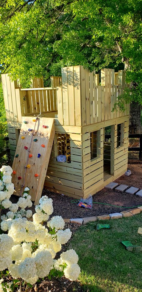 Play Castle Outdoor, Tree House No Tree, Backyard Castle Playhouse, Pallet Castle Playhouse, Castle Playhouse Outdoor, Elevated Playhouse Plans, Under Playhouse Ideas Outside, Wood Pallet Playhouse, Diy Play Fort Outdoor