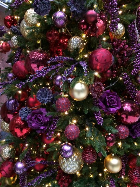 Purple And Burgundy Christmas Decor, Purple And Gold Ornaments Christmas Tree, Purple Christmas Color Palette, Red Pink Purple Christmas Tree, Purple And Gold Christmas Tree Ideas, Purple Ornaments Christmas Tree, Purple Tree Christmas, Dark Pink Christmas Tree, Red And Purple Christmas Decor