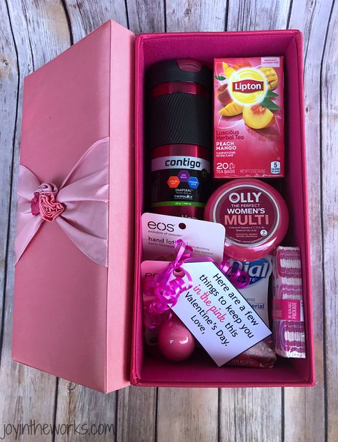 Pink Present Box Gift Ideas, Pink Box Gift Ideas, Pink Gift Box Ideas, Pink Basket Gift Ideas, Valentines Gift Box Ideas, Pink Box Gift, Valentines Gift For Friends, Pink Gift Basket Ideas, Pink Gift Basket