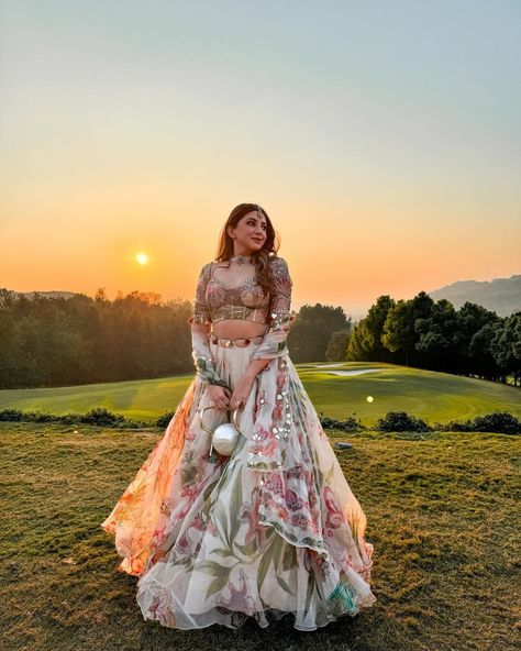 Fashion Influencer Aashna Shroff is having her sunset lehenga moment and we can't take our eyes off her 😍 @aashnashroff Follow @wishnwed for more such lehenga inspiration. #Bridesmaids #BridesmaidOutfits #weddinginspo #sistergoals #dancevideo #bridesister #bridaldetails #bridaljewellery #redlehenga #bridalportraits #bridalphotography #bridallehenga #bridalfashion #weddingphotography #instagramreels #feelkaroreelkaro #reelkarofeelkaro #reelitfeelit #pakistanibride #pakistaniwedding #bollywo... Bridesmaid Lehenga Sisters, Lehnga Photoshoot Poses, After Wedding Outfit, Lehenga Floral, Lehenga Inspiration, Sassy And Classy, Haldi Dress, Mehendi Outfit, Haldi Outfits