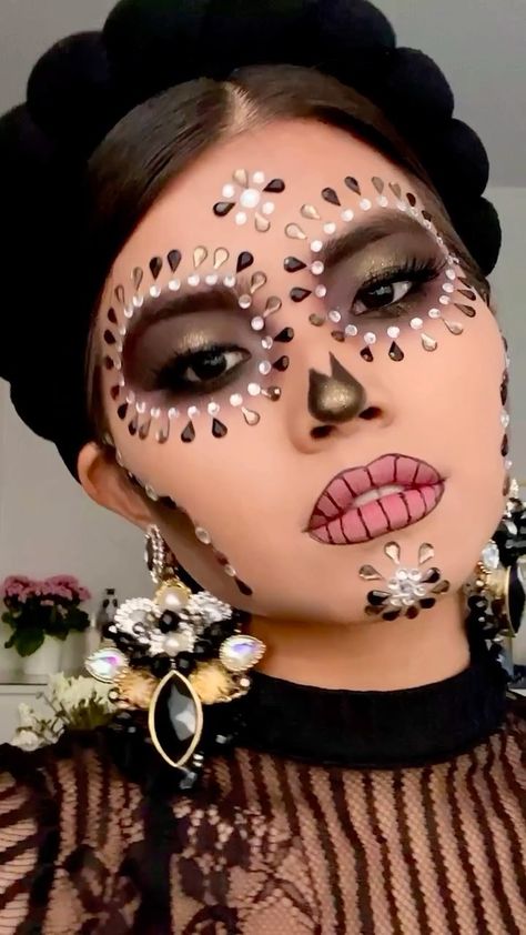 Catrina Makeup With Gems, Ballet Folklorico Makeup, Catrina Hairstyle, Catarina Makeup, Dia De Los Muertos Makeup For Women, Ideas Halloween Disfraces, Easy Dia De Los Muertos Makeup Ideas, Catrina Outfit, Catrina Makeup Mexicana