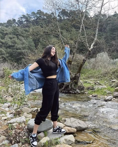 Trekking Outfit Women, Trekking Outfit, Beach Poses By Yourself Photo Ideas, Cute Hiking Outfit, Vacation Outfits Women, Mountain Outfit, Hiking Outfit Women, Self Portrait Poses, Trip Outfits