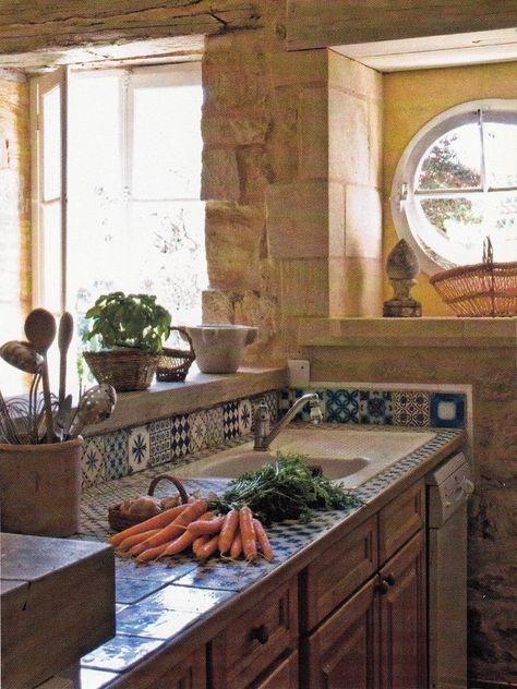 French Mediterranean Kitchen, Mediterranean Kitchen Aesthetic, French Farmhouse Aesthetic, Mediterranean Farmhouse Kitchen, Hispanic Home Decor, Italian Kitchen Aesthetic, Interior Design Italian, French Countryside Home, French Farmhouse Bedroom