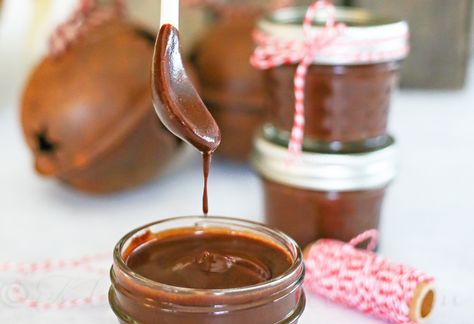 Chocolate Bourbon Sauce {Bourbon Week – Day 5} Cheesecake Sauces, Chocolate Jam, Bourbon Caramel Sauce, Bourbon Cake, Cocktails Easy, Homemade Hot Fudge, Whiskey Recipes, Bourbon Sauce, Recipes Holiday