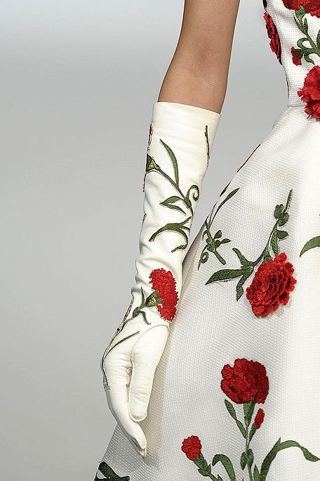 Oscar de la Renta Moda Floral, Winter Typ, Fashion Gloves, Vintage Gloves, Long Gloves, Floral Fashion, Dolce E Gabbana, White Gloves, Look Vintage