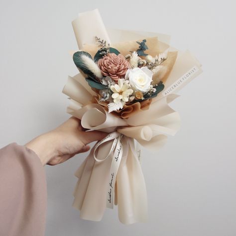 Dried Flowers Aesthetic Bouquet, Small Flower Bouquet Aesthetic, Simple Bouquet Gift, Small Flower Bouquet Gift, Three Flower Bouquet, 3 Flower Bouquet, Little Bouquet Of Flowers, Flower Bouquet Aesthetic, Preserved Flowers Bouquet