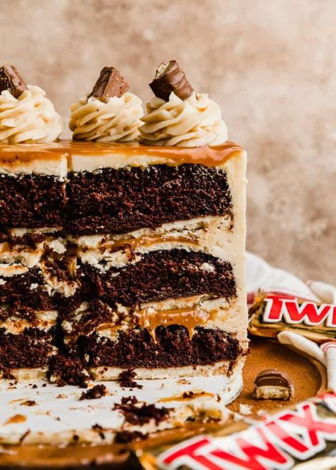 This Twix Cake is a chocolate caramel cake baked on a shortbread crust, filled with thick caramel and frosted with a caramel shortbread buttercream frosting! Twix Candy Birthday Cakes, Chocolate Cake Caramel Filling, Caramel Cakes Birthday, Caramel Flavored Cake, Chocolate Twix Cake, Chocolate Cake Caramel Frosting, Graduation Cake Flavors, Deserts With Caramel, Birthday Cake Caramel