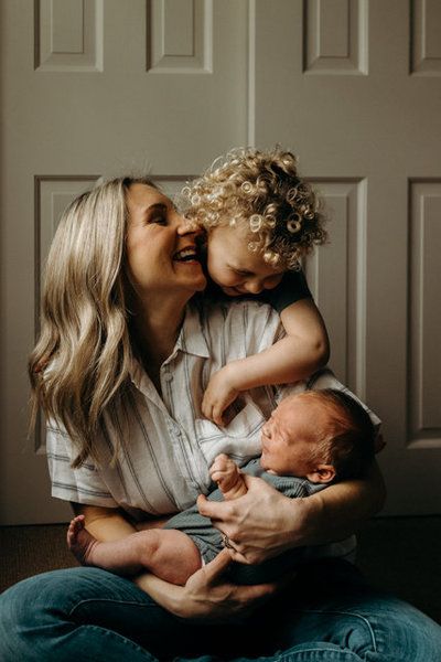 Lifestyle Family Photos, Newborn Family Pictures, Family Photos With Baby, Foto Newborn, Lifestyle Newborn Photos, Newborn Photography Boy, Newborn Family Photography, Newborn Family Photos, Sibling Photography