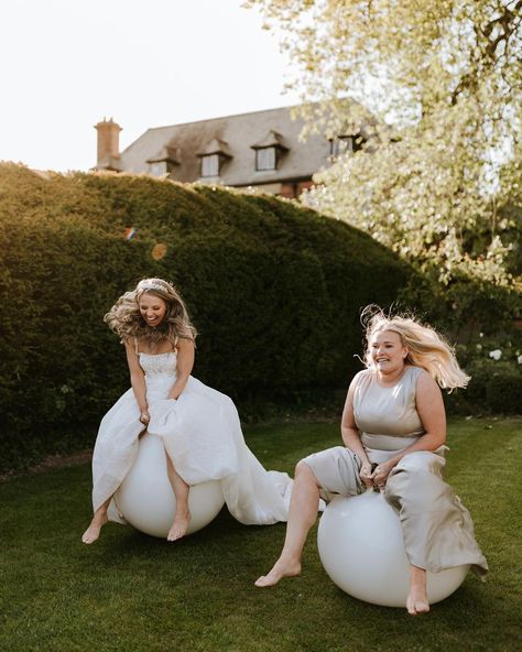 😂😂 Amazing suppliers ✨ Venue - @santffraedhouse Second shooter - @agahosking Artist / Painter - @laylam.art Dress - @lauramaybridal / @… | Instagram Josie Ldn, Sophie Collins, Wedding 2025, Art Dress, Painter, Wedding Day, Make Up, Band, Cake