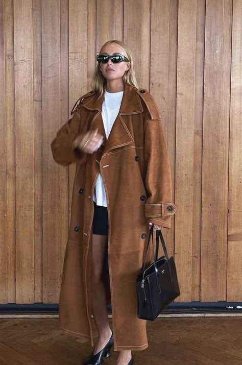 Suede Trench Coat, Look Adidas, Trench Coat Outfit, Estilo Indie, Skandinavian Fashion, Autumn Fits, Coat Outfits, Minimal Style, Rainy Day Outfit