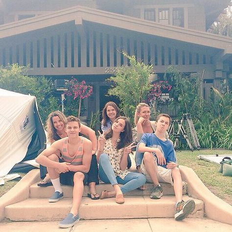 What a cute shot of The Fosters Family! The Fosters Aesthetic, The Fosters House, Foster Cast, The Fosters Tv Show, Foster House, Arts Education Quotes, Easy At Home Workouts, Artful Dodger, Bailee Madison