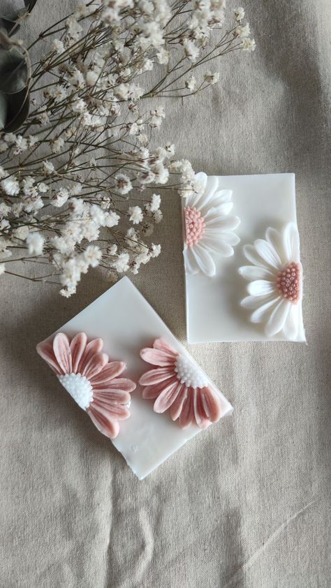 Studio Moyo | Spring Vibes🌸 . . . . #soap #soapbars #soapmaking #soaplove #soapdesign #floralsoap #peonysoap #daisysoap #seife #seifenliebe #handmade | Instagram Holiday Soap Ideas, Elegant Cakesicles, Jabon Artesanal Ideas, Aesthetic Soap, Soap Cupcakes, Lux Candles, Summer Soap, Soap Design Ideas, Mp Soap