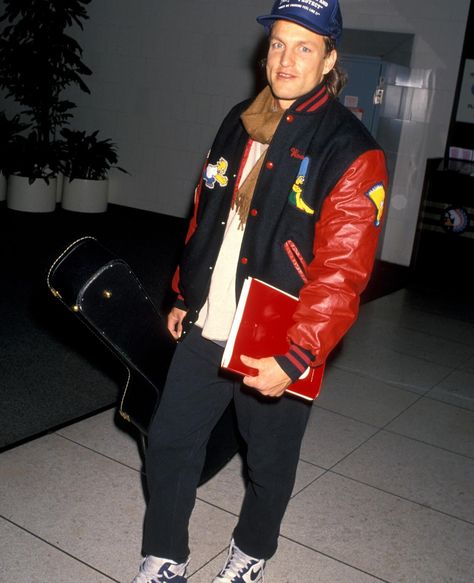 Sunday morning hyperfixation: celebrities at the airport, mostly because we’re sure they’d make good use of our extra special winter edition, which hits stands tomorrow (!!). 90s Airport Style, Woody Harrelson, Airport Outfits, Airport Fits, Style Sweatpants, Stylish Celebrities, Sun With Sunglasses, Fire Fits, Loose Fit Jeans