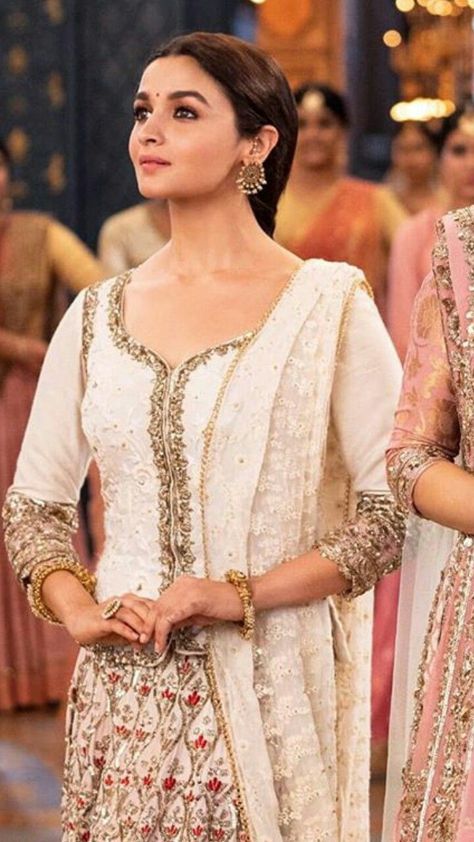 Kalank Movie, Alia Bhatt Lehenga, Aliya Bhatt, Alia Bhatt Photoshoot, Desi Dress, Bollywood Outfits, Lehenga Style, Desi Outfits, Traditional Indian Outfits