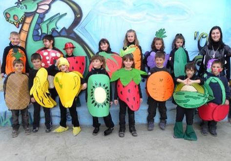 Fruit and vegetable Costumes for Kids :) - Activities For Kids | Facebook Diy Fruit Costume, Vegetable Costumes, Vegetable Crafts, Fruit Costumes, Fruit Crafts, Carnaval Costume, Food Costumes, Kids Homemade, Kids Game