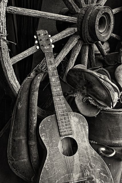 Western Still Life, Music Black, Western Photography, Guitar Photography, Western Aesthetic, Cowboy Art, Guitar Art, Foto Vintage, Foto Art