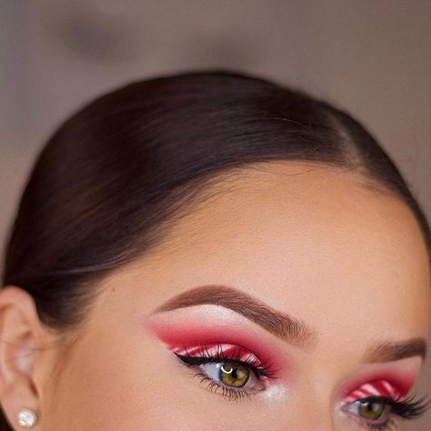 wet n wild beauty on Instagram: “Sweet candy cane 🍭 @zulyruizz created this festive look using #The40Palette and MegaLast Liquid Catsuit Crème Eyeshadow. #wetnwildbeauty…” Candy Cane Makeup, Xmas Makeup, Christmas Eyeshadow, Christmas Eye Makeup, Dance Makeup, Green Makeup, Wild Beauty, Festive Look, Christmas Makeup