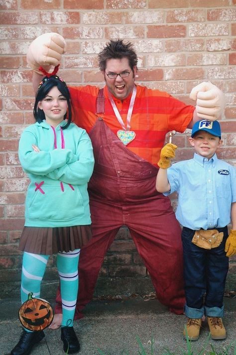 Wreck It Ralph family costume... Parenting... You're doing it right! Wreck It Ralph Halloween, Wreck It Ralph Costume, Meme Costume, Halloween Costumes Diy Couples, Disney Halloween Costumes, Creative Costumes, Wreck It Ralph, Family Costumes, Family Halloween Costumes