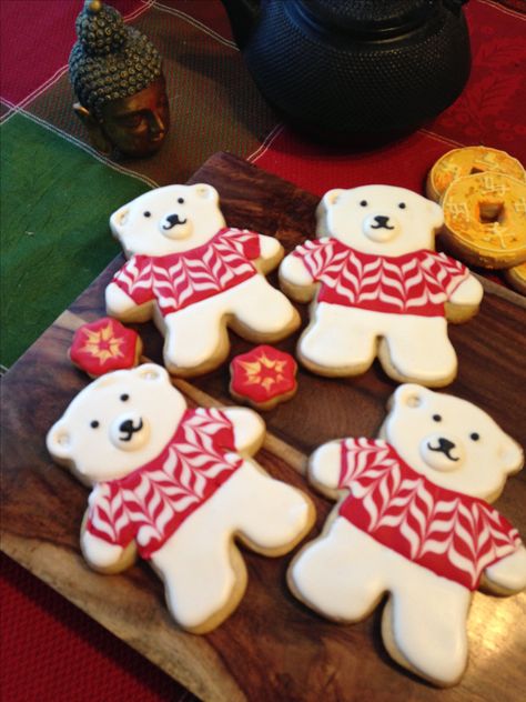 Teddy Polar Bear Sugar Cookies with Fresh Lemon Royal Icing! Yummy! Bear Sugar Cookies, Christmas Cookies Royal Icing, Cookies Royal Icing, Winter Cookie, Bear Cookies, Pretty Cookies, Xmas Cookies, Fancy Cookies, Christmas Sugar Cookies