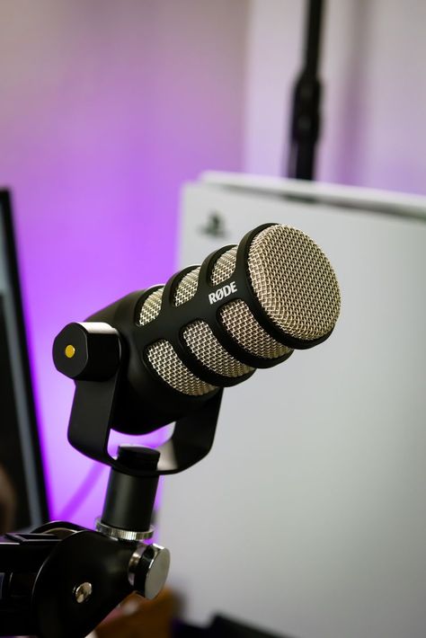 Rode Podmic on a Rode PSA1 boom arm Podcast Mic Aesthetic, Podcast Microphone Aesthetic, Broadcast Aesthetic, Mic Photography, Streaming Aesthetic, Microphone Podcast, Podcast Mic, Rode Microphone, Podcast Equipment